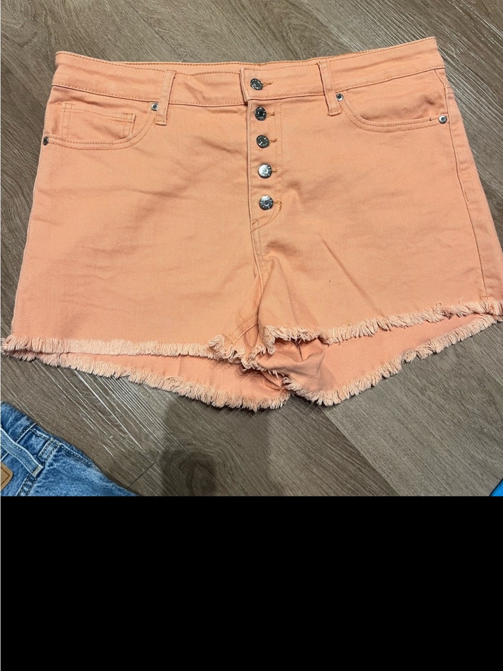 Women’s Peach Frayed GUESS Hem Button-Fly Shorts SIZE 31